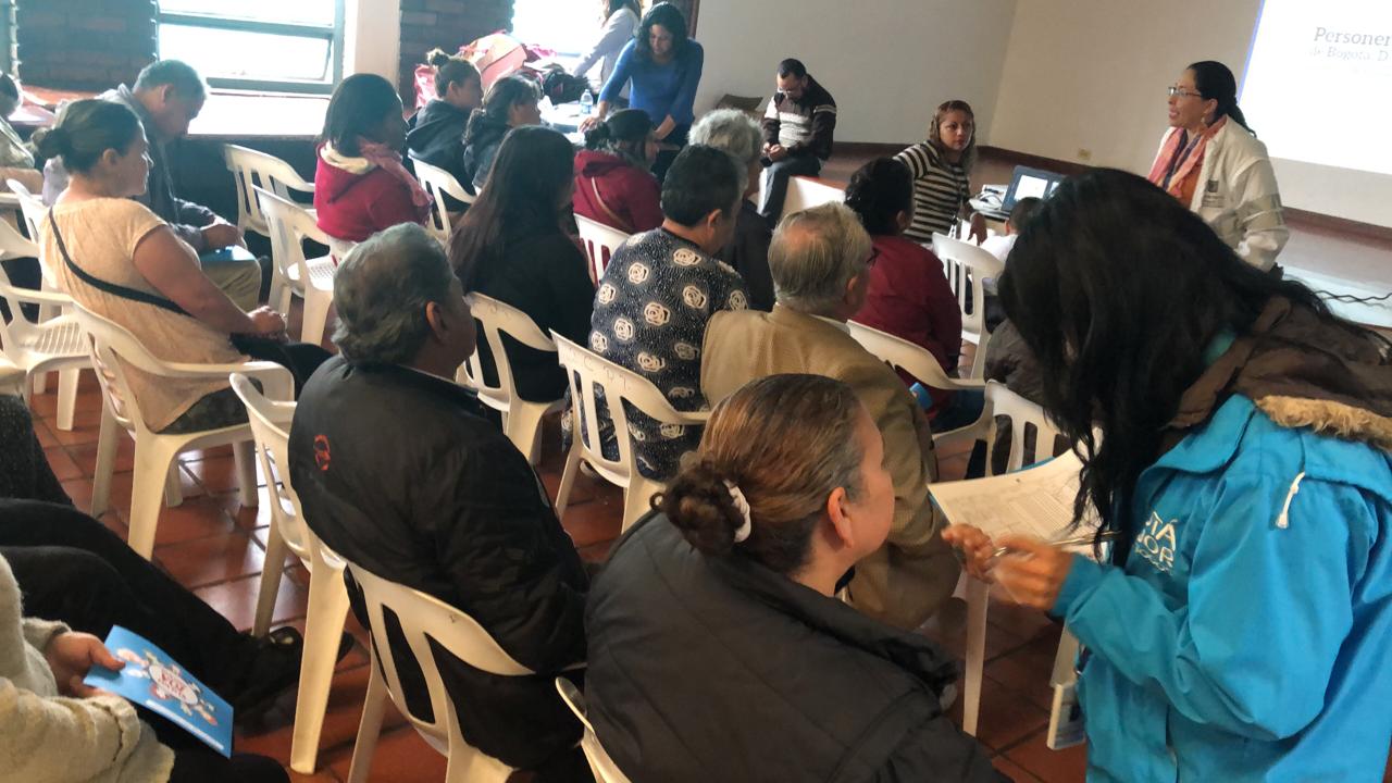 Persona en una reunion de victimas