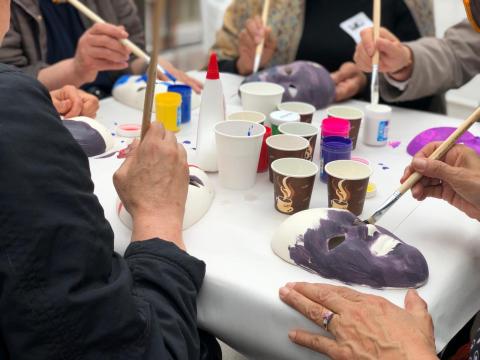 Mujeres pintando mascaras