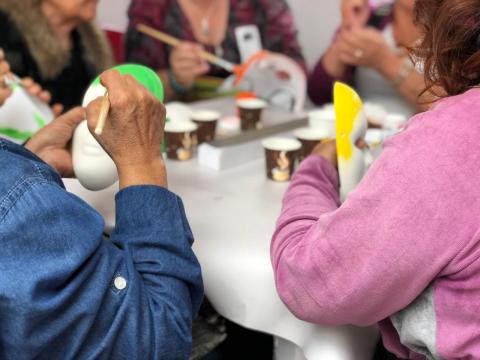 Mujeres pintando mascaras
