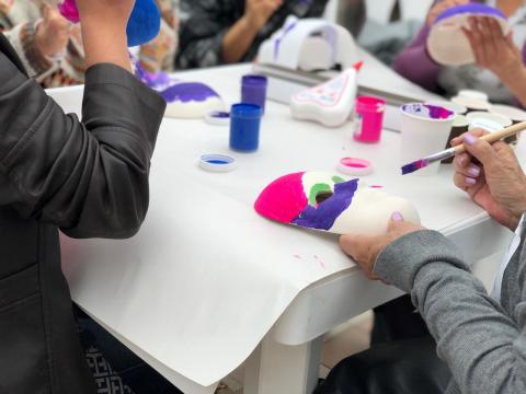 Mujeres pintando mascaras