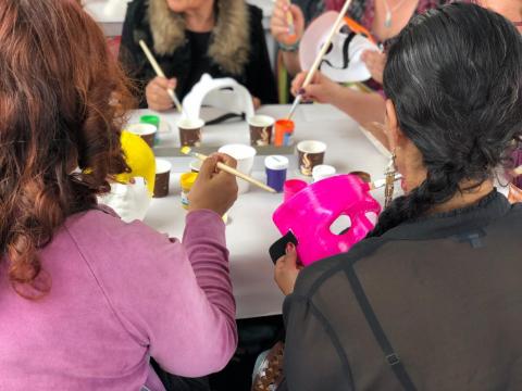 Mujeres pintando mascaras