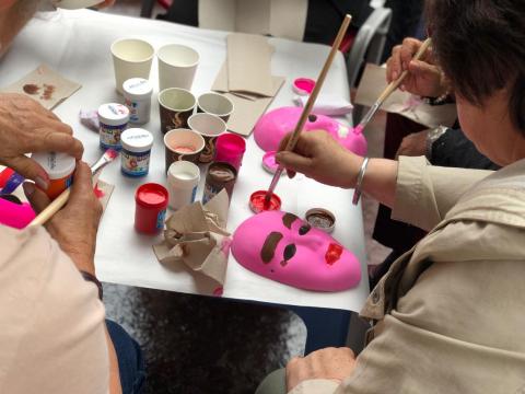 Mujeres pintando mascaras