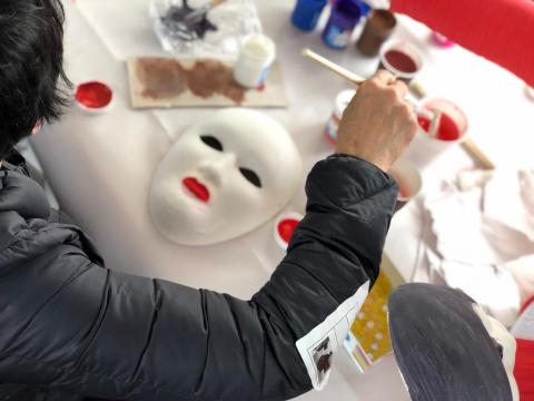 Mujeres pintando mascaras