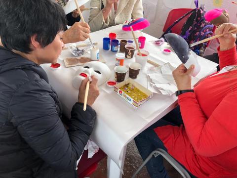 Mujeres pintando mascaras