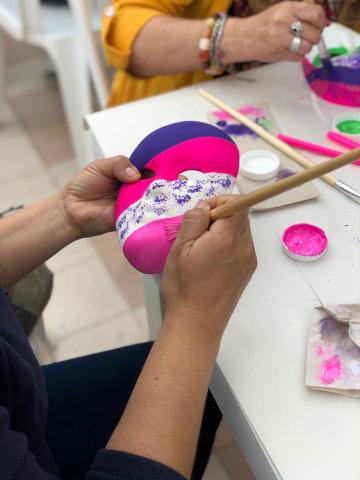 Mujeres pintando mascaras