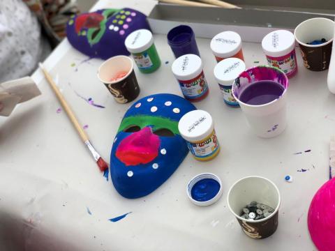 Mujeres pintando mascaras